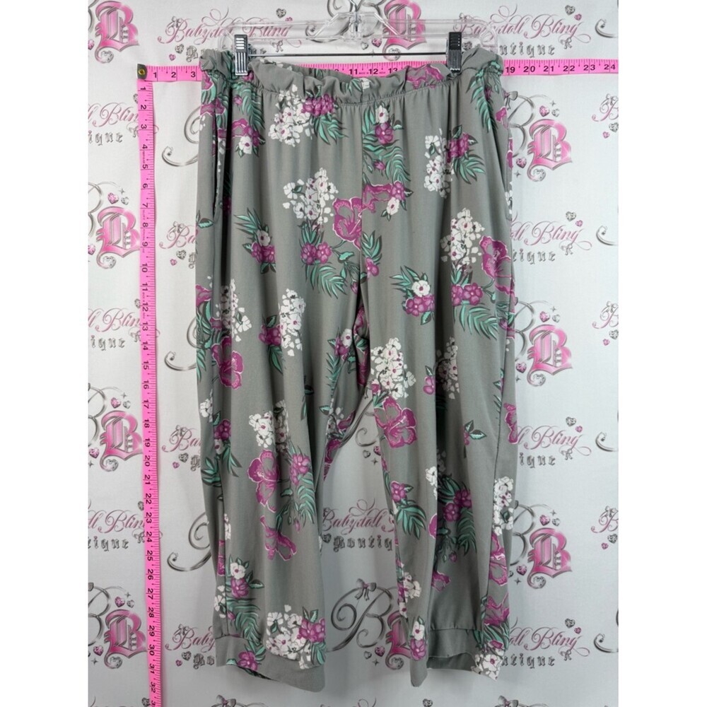 Be yourself capri jogger Floral flowers Capris - Gray with Pink & White Flowers